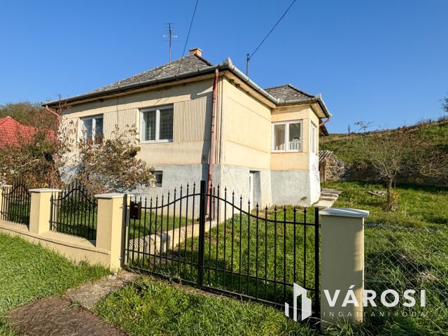 Mátranovákon vendégháznak alkalmas családi ház eladó!