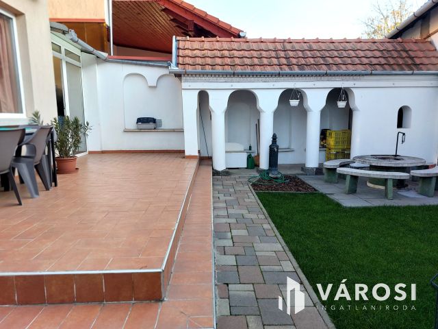 Felújított 4szobás családi ház,mellette kiadható ingatlannal