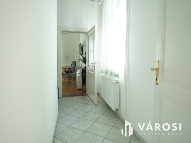 Kiadó lehetőségekben gazdag ingatlan a Belvárosban