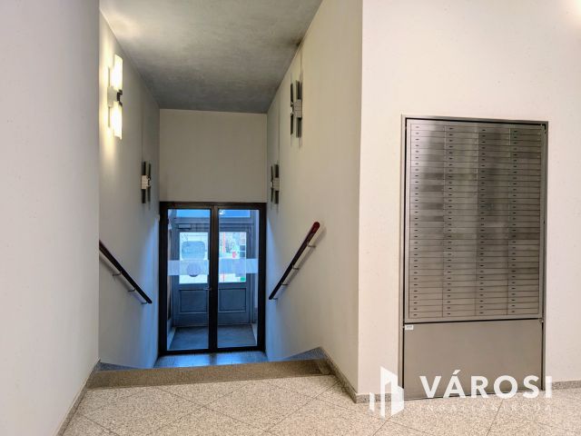 Békéscsaba szívében történelmi épület számtalan lehetőséggel