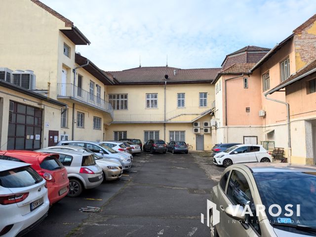 Békéscsaba szívében történelmi épület számtalan lehetőséggel