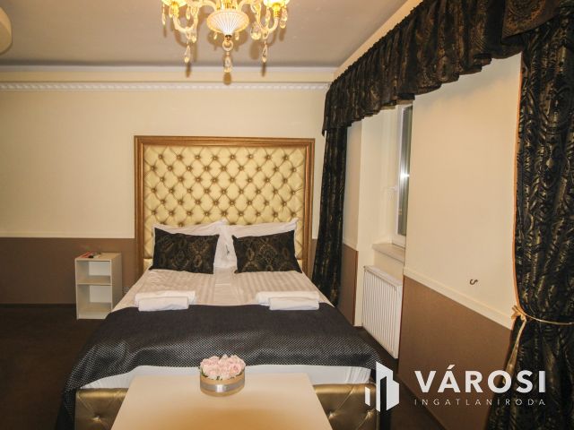 Eladó háromszintes vendéglátó egység Szegeden