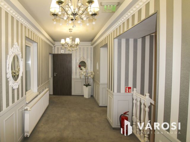 Háromszintes hotel, üzemeltetővel együtt eladó!