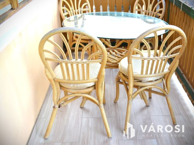 A vízparttól 500 m-re családiház eladó Kenesén!