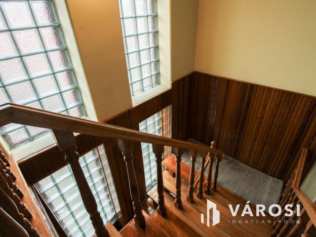 Két szint, tágas élettér és privát medence