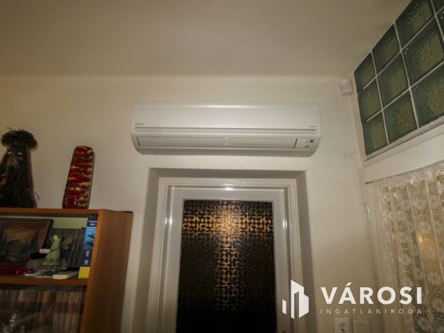 Két szint, tágas élettér és privát medence