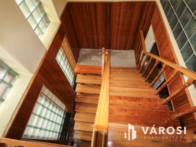 Két szint, tágas élettér és privát medence