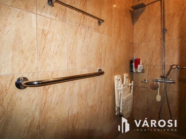 Két szint, tágas élettér és privát medence