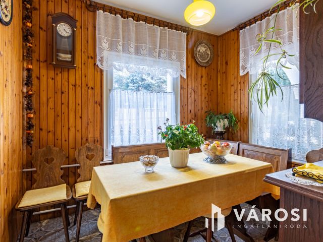 Pilisborosjenő és Budapest határán, panorámás családi ház