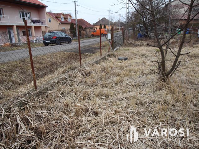 Összközművesített építési telek, kiváló helyen eladó!