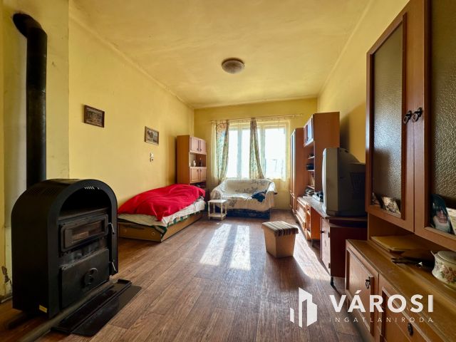 Károlyi csendes részén, felújítandó családi ház eladó!