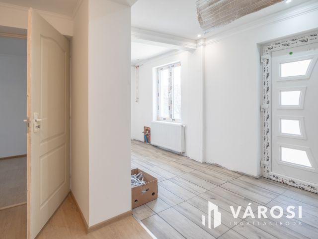 Két generációs 5 szobás családi ház Tápén