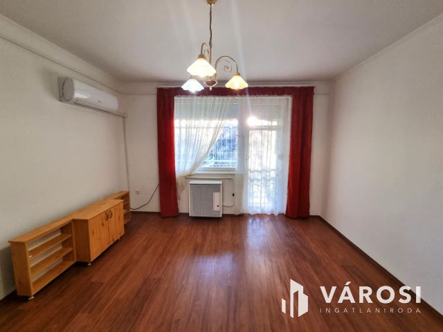 KIADÓ Belvárosi Felújított 1.emeleti, klimatizált lakás
