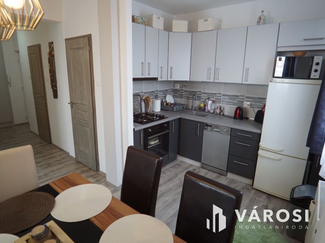 Belváros közeli, igényes lakás a hetediken!