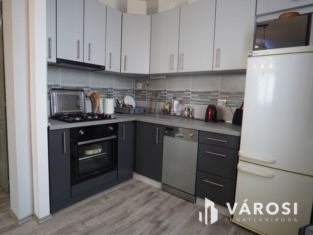 Belváros közeli, igényes lakás a hetediken!