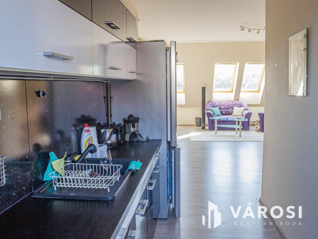 Belváros peremén fényárban úszó 2 fürdős