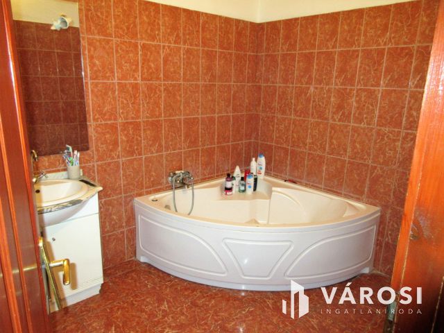 Felújított, belvárosi, polgári ház, hatalmas terasz, garázs!