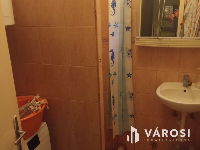 2,5 szobás, ikerházfél, telekkel, garázzsal, melléképülettel