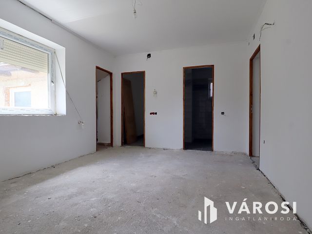 Befejezésre váró, részben felújított családi ház eladó