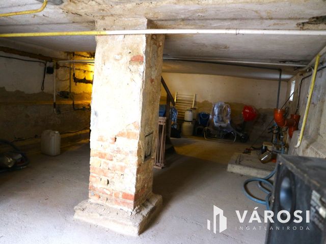 Répcelak központi,csendes,2 gener. felújítandó szintes ház