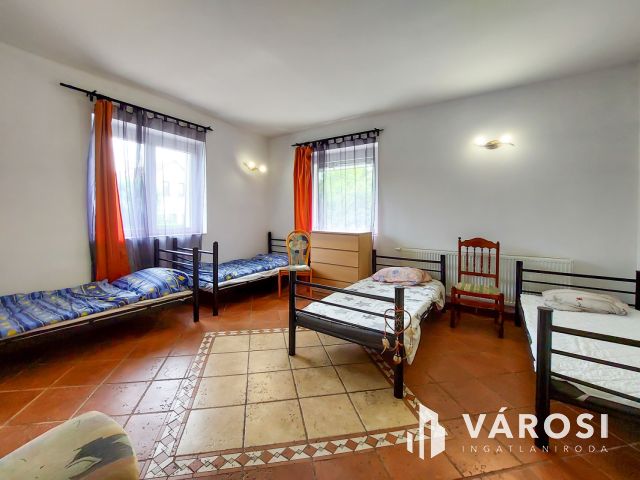 Eladó sok szobás családiház Velencén