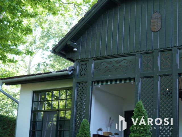 Kúria eladó Zsombón, birtokkal és naperőművel!