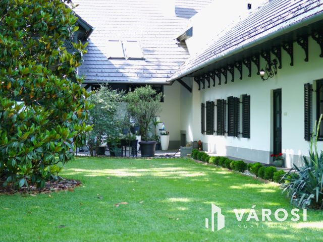 Kúria eladó Zsombón, birtokkal és naperőművel!