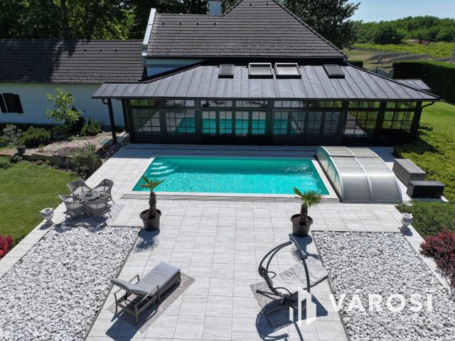 Kúria eladó Zsombón, birtokkal és naperőművel!