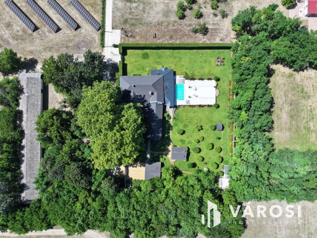 Kúria eladó Zsombón, birtokkal és naperőművel!