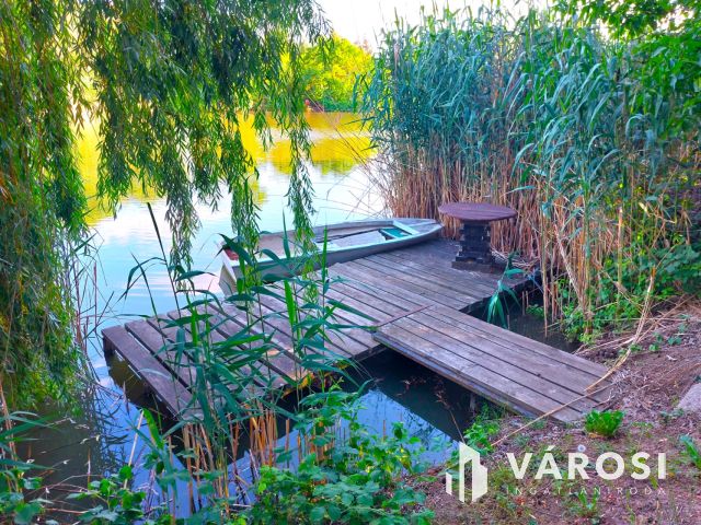 Toszkán hangulatú VíZPARTI HÁZ fürdőövezetben, napelemekkel