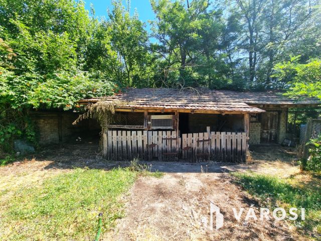 Stabil szerkezetű tégla ház a búzatáblák mellett