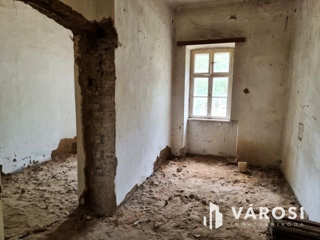Felújítandó, utcafronti, különálló házrész a belvárosban