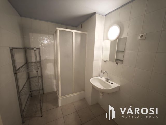 Debrecen belvárosi garázsos tégla lakás eladó