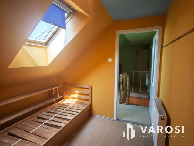 Debrecen belvárosi garázsos tégla lakás eladó