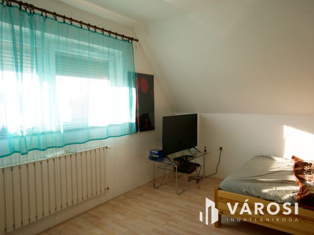 Nagy telkes, szuterénes családi ház eladó