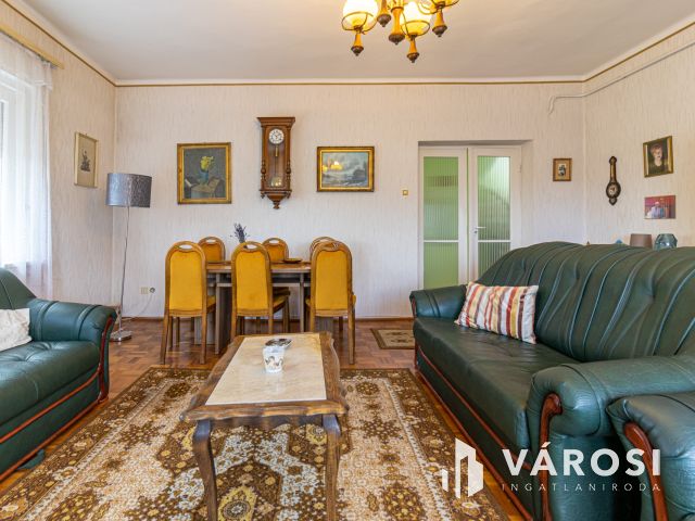 Két szintes családi ház nagy garázssal Egerben!