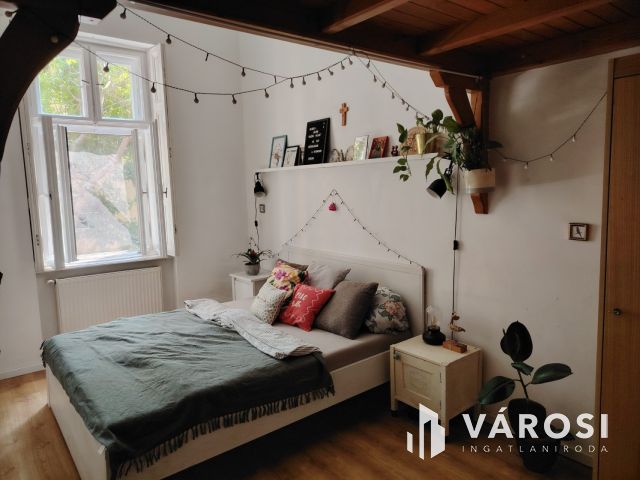 Háromszobás otthon eladó a Belvárosban