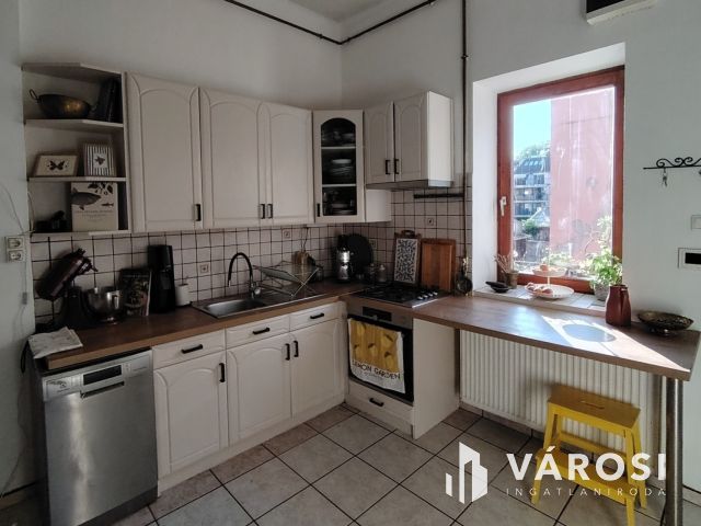 Háromszobás otthon eladó a Belvárosban