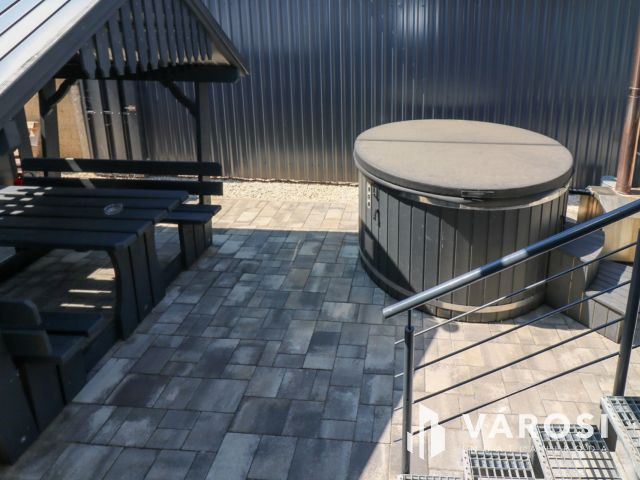 Működő apartman, raktár és telephely egyben!