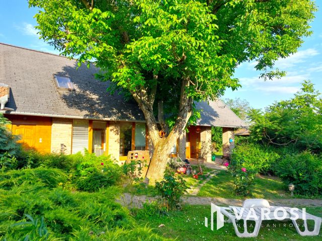 Toszkán hangulatú VíZPARTI HÁZ fürdőövezetben, napelemekkel