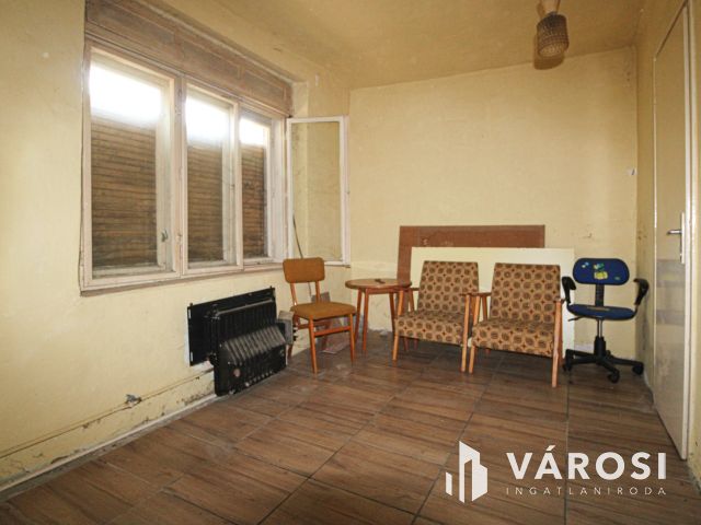 Rengeteg lehetőséget rejtő ingatlan Sarkad központ helyén