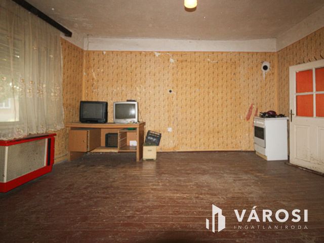 Rengeteg lehetőséget rejtő ingatlan Sarkad központ helyén