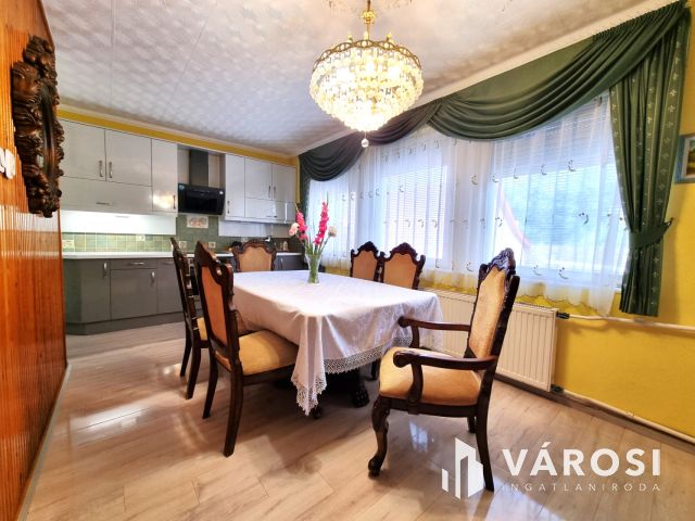 Háromszintes Belvárosi Családi Ház Békéscsaba Szívében