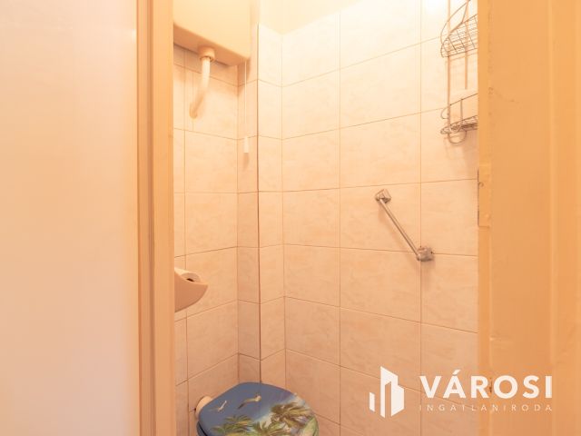 Alsóváros, első emelet, két szoba