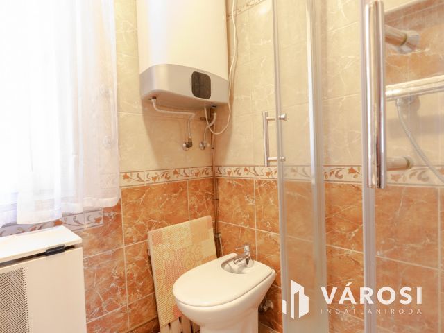 Alsóváros, első emelet, két szoba