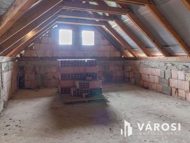 Tágas otthon lehetősége Újiráz központjában