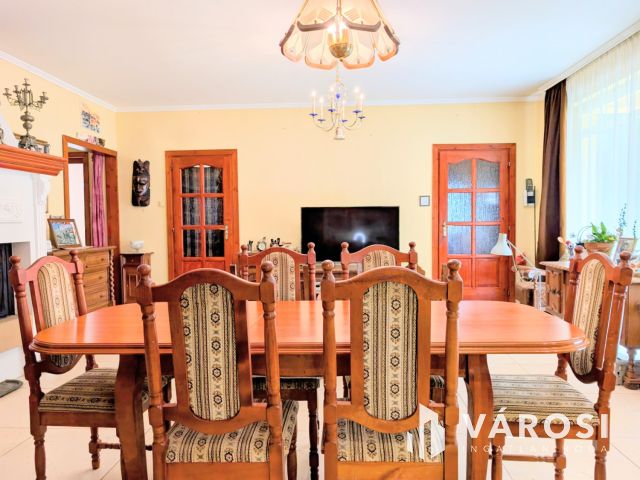 Nappali, 4 szoba, 2 fürdő,nyári lak, medence!