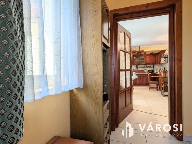 Nappali, 4 szoba, 2 fürdő,nyári lak, medence!