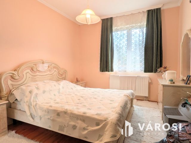 Nappali, 4 szoba, 2 fürdő,nyári lak, medence!