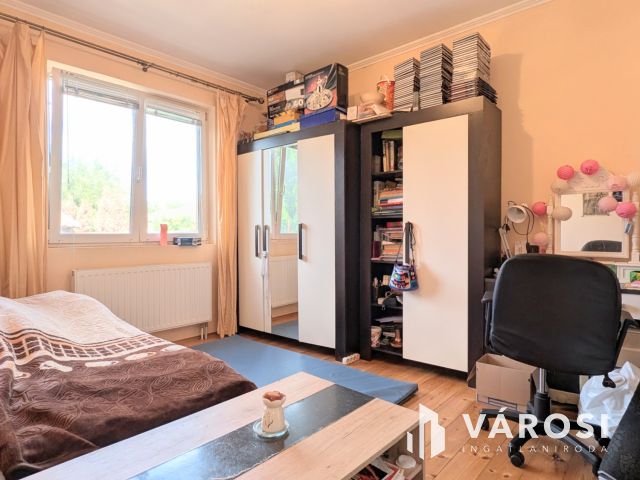 Nappali, 4 szoba, 2 fürdő,nyári lak, medence!